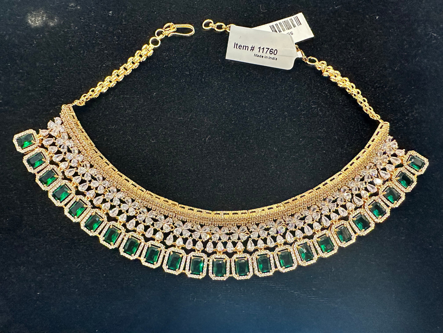 Load image into Gallery viewer, Gold stoned emerald green chocker set/Ad set
