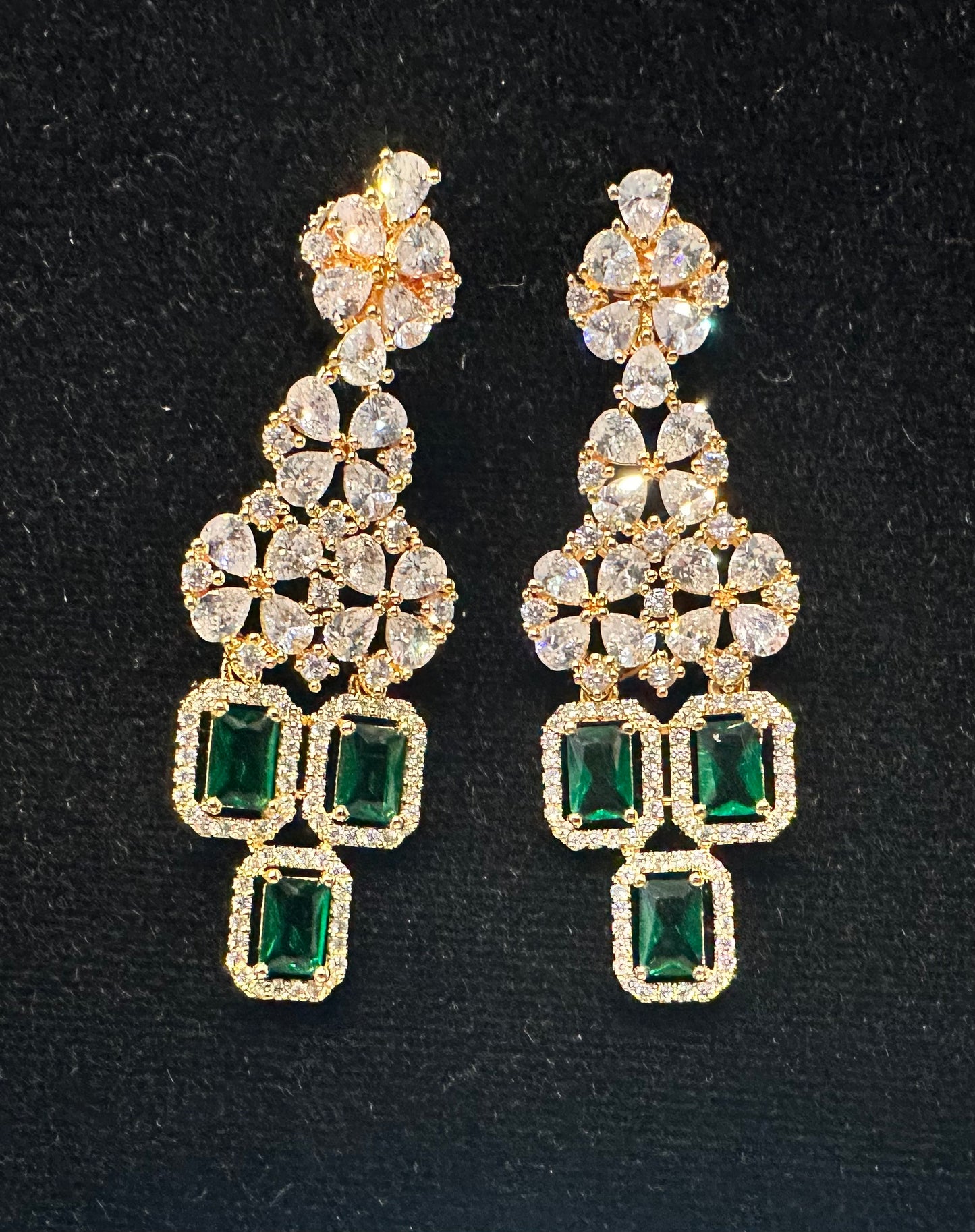 Load image into Gallery viewer, Gold stoned emerald green chocker set/Ad set

